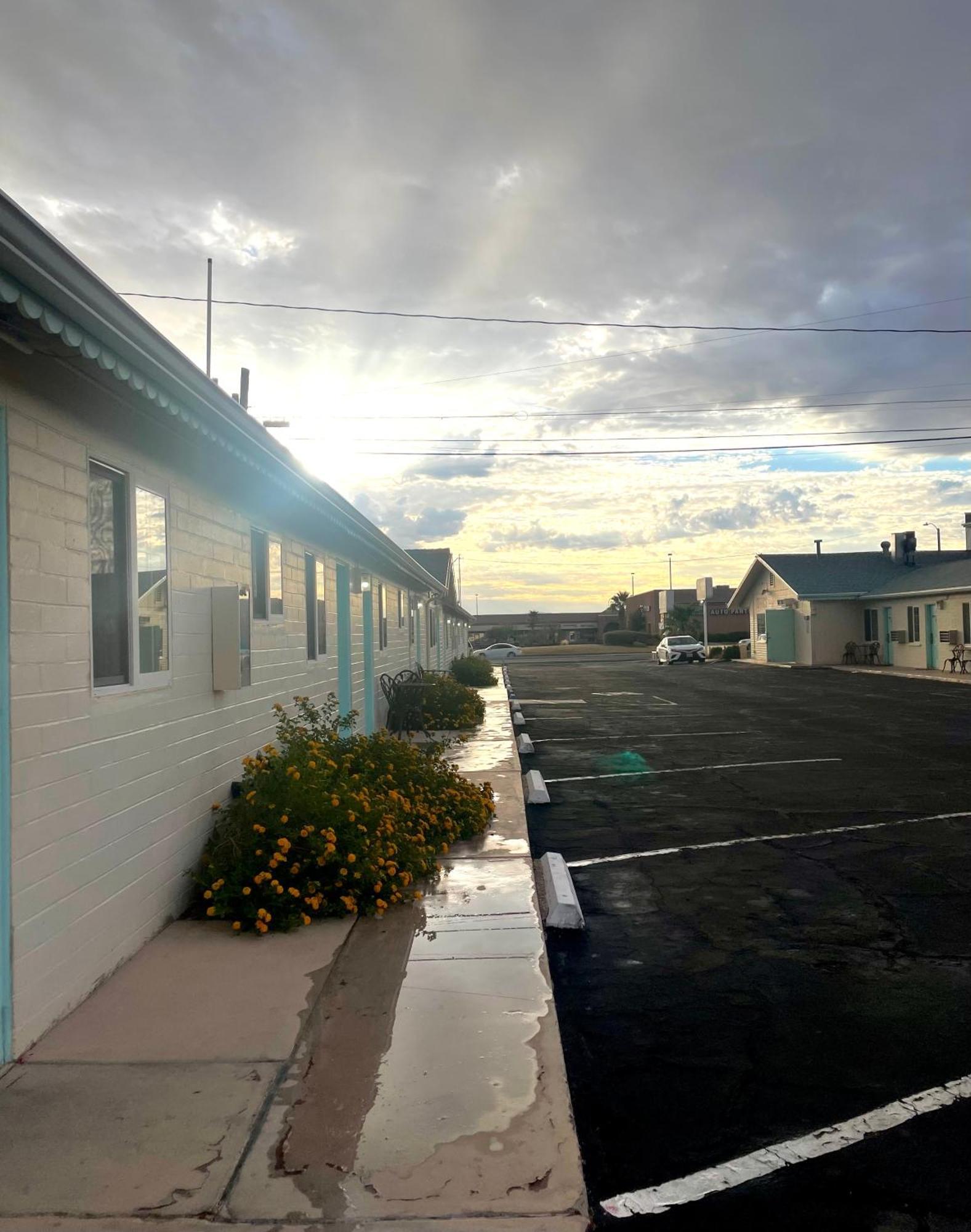 Howard Johnson By Wyndham Ridgecrest, Ca Экстерьер фото